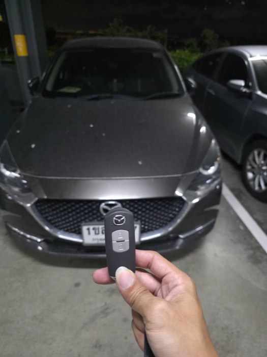 ทำกุญแจสมาร์ทคีย์ Mazda 2 นอกสถานที่ตอนกลางคืน โดยช่างกุญแจ Newgen Key